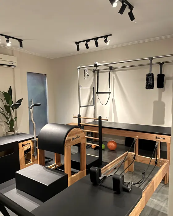 Reformer de Pilates em detalhe no estúdio da Clínica São Francisco