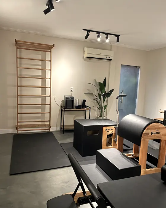 Espaldar e ambiente do estúdio de Pilates da Clínica São Francisco