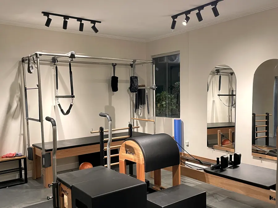Estúdio do Pilates São Francisco em Castanhal, com aparelhos de Pilates dentro da clínica